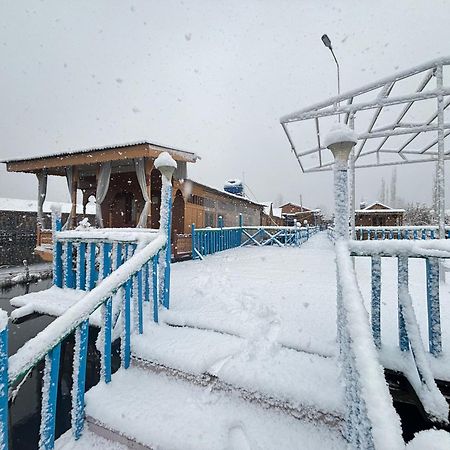 Houseboat Wild Rose Hotel Srīnagar Buitenkant foto