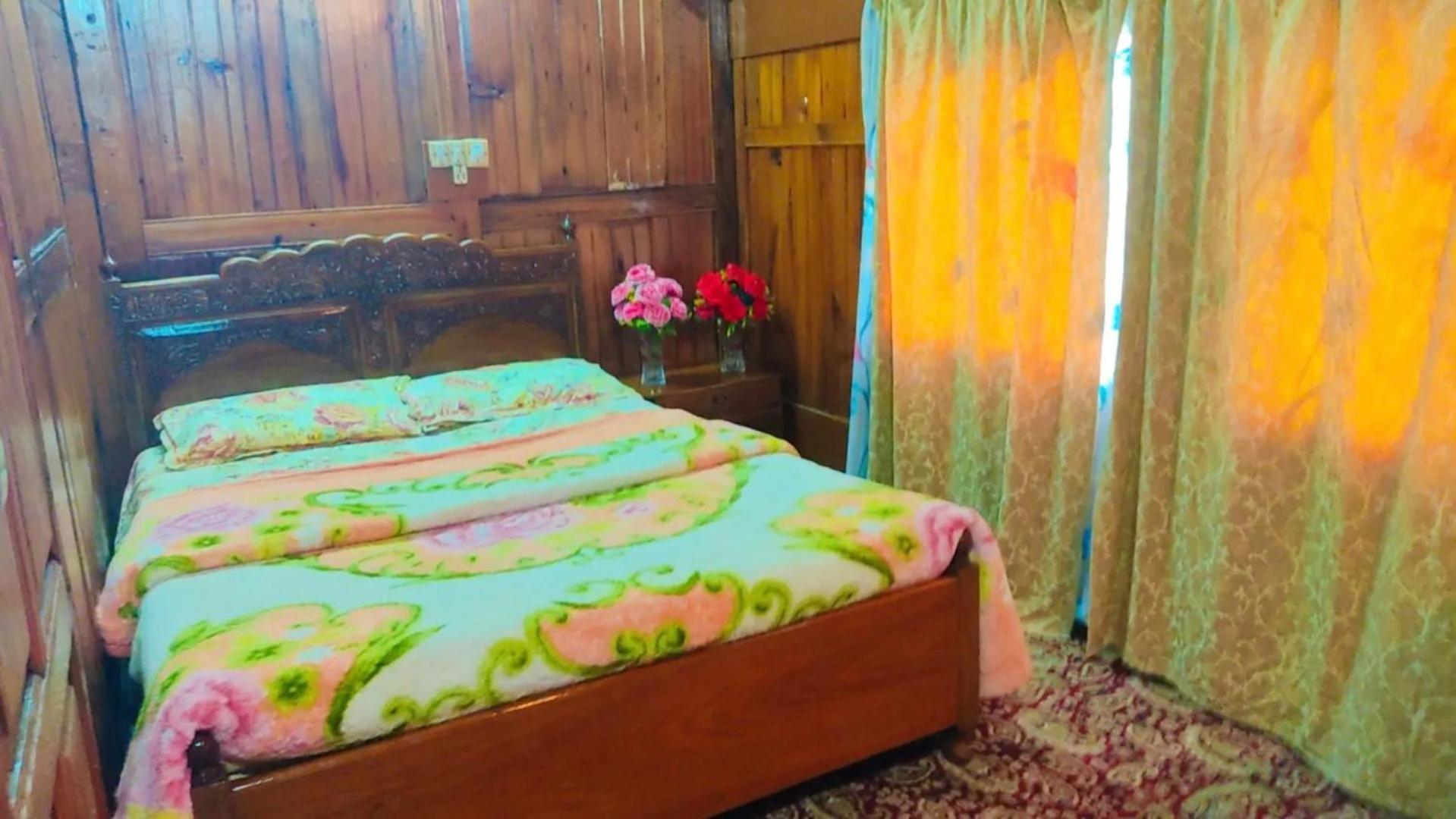 Houseboat Wild Rose Hotel Srīnagar Buitenkant foto