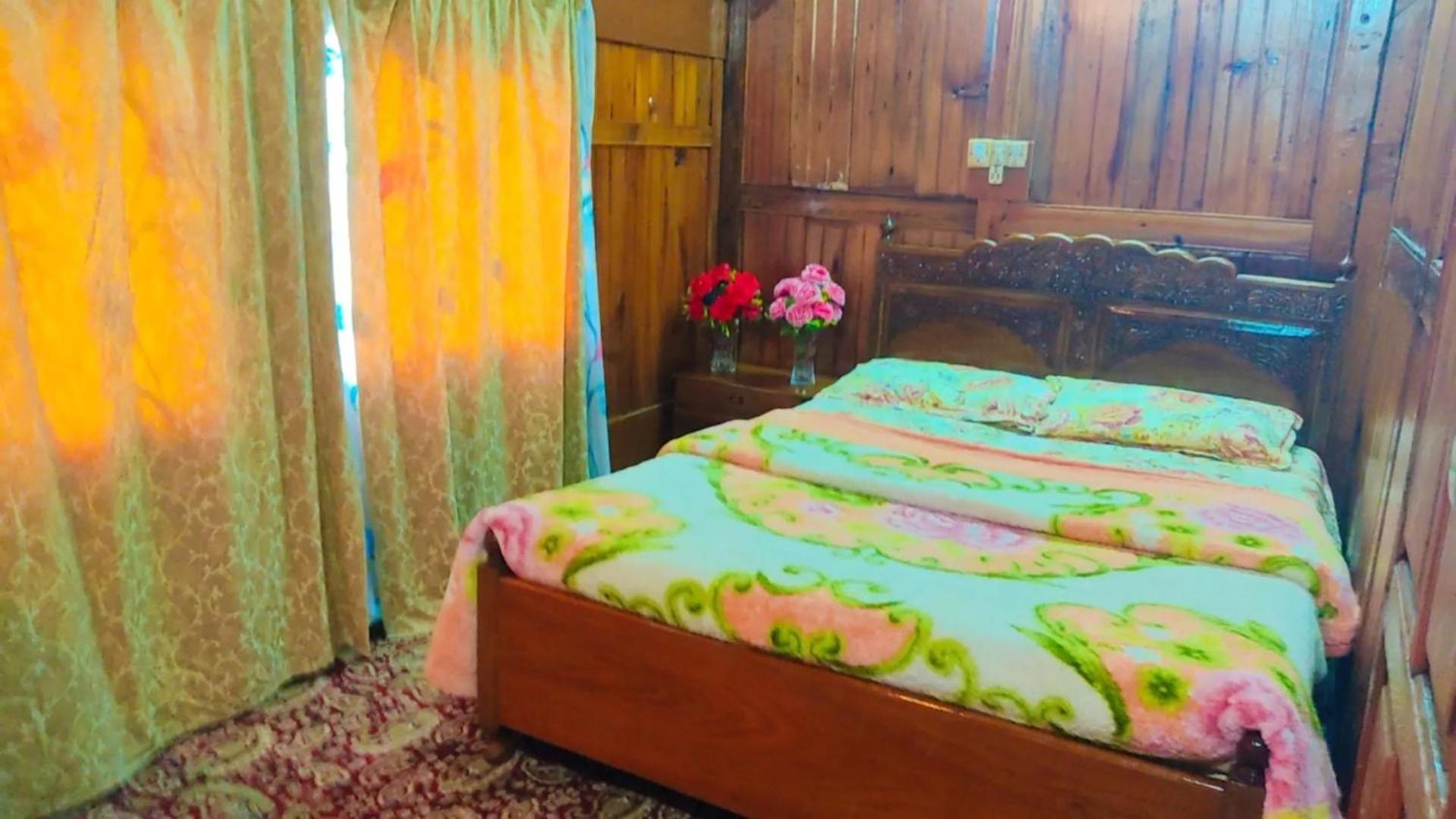 Houseboat Wild Rose Hotel Srīnagar Buitenkant foto