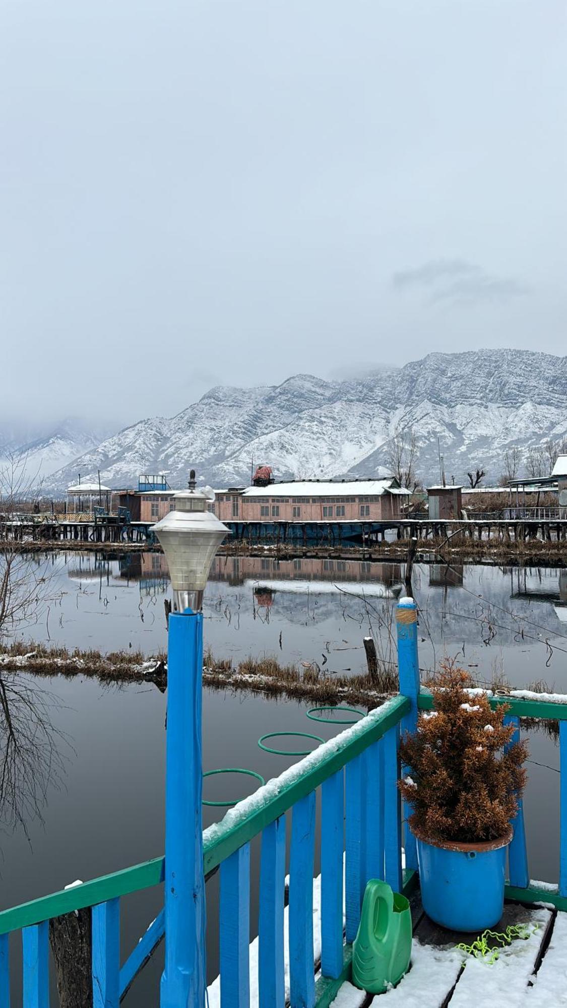 Houseboat Wild Rose Hotel Srīnagar Buitenkant foto