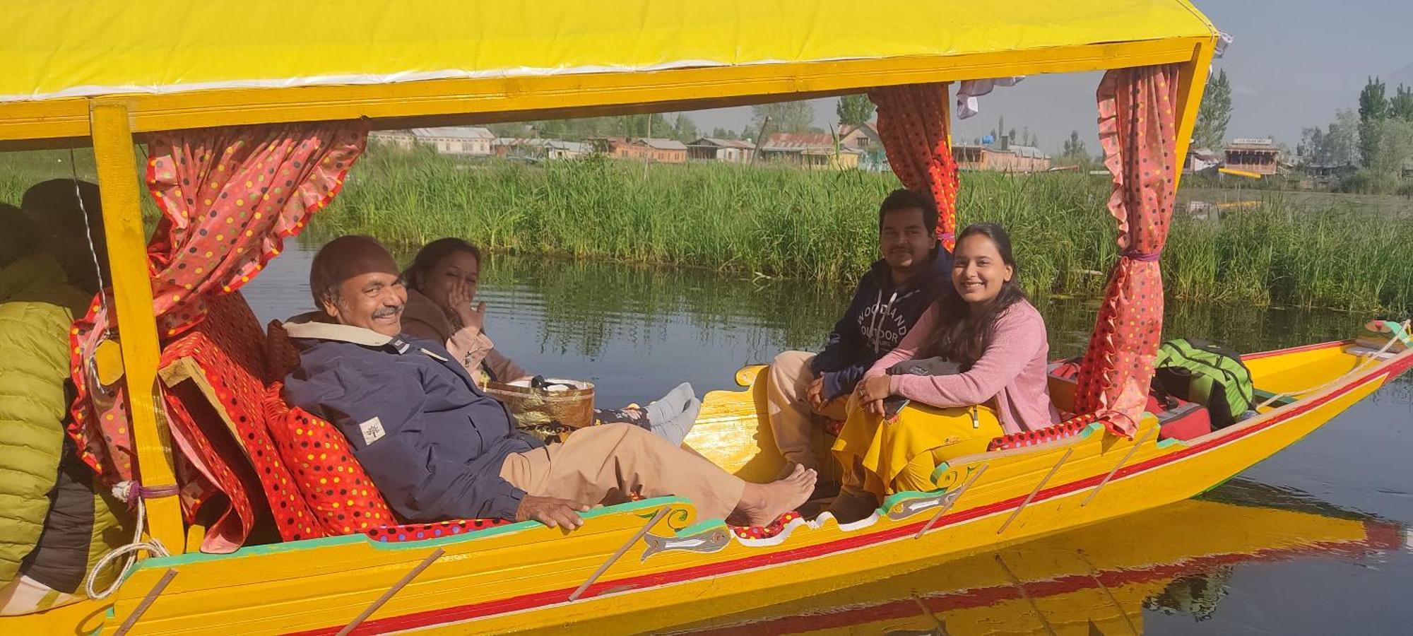 Houseboat Wild Rose Hotel Srīnagar Buitenkant foto