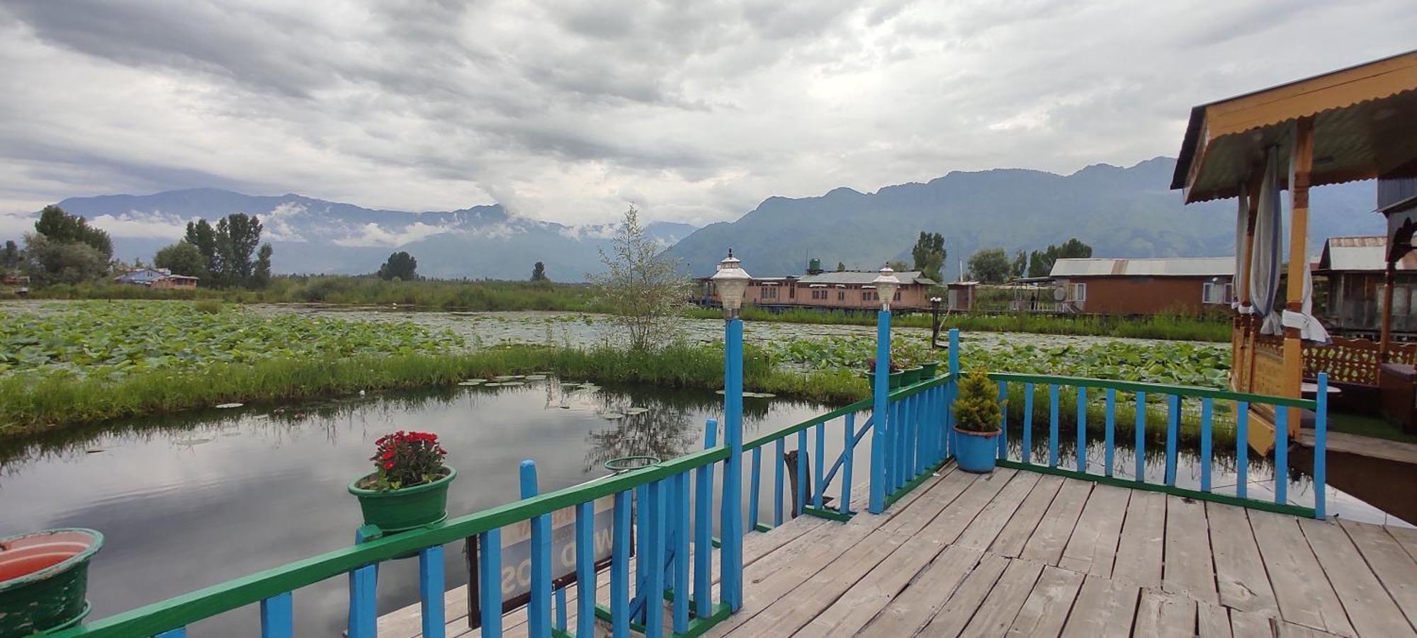 Houseboat Wild Rose Hotel Srīnagar Buitenkant foto