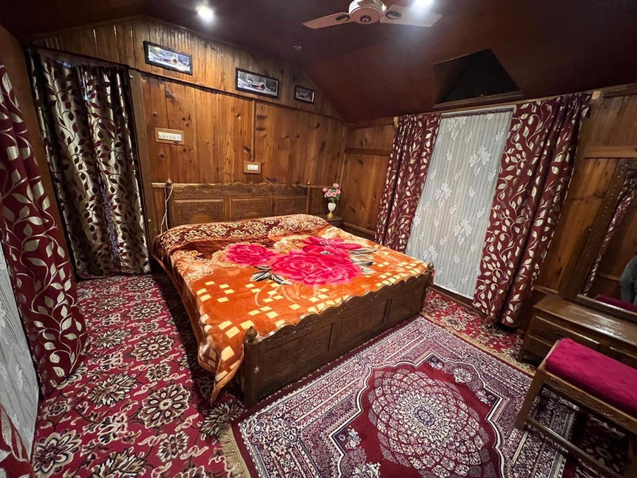Houseboat Wild Rose Hotel Srīnagar Buitenkant foto
