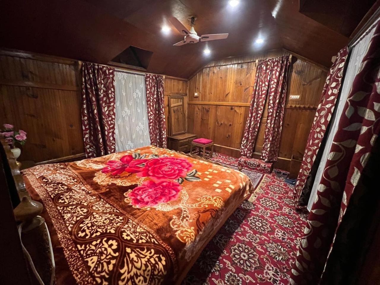 Houseboat Wild Rose Hotel Srīnagar Buitenkant foto