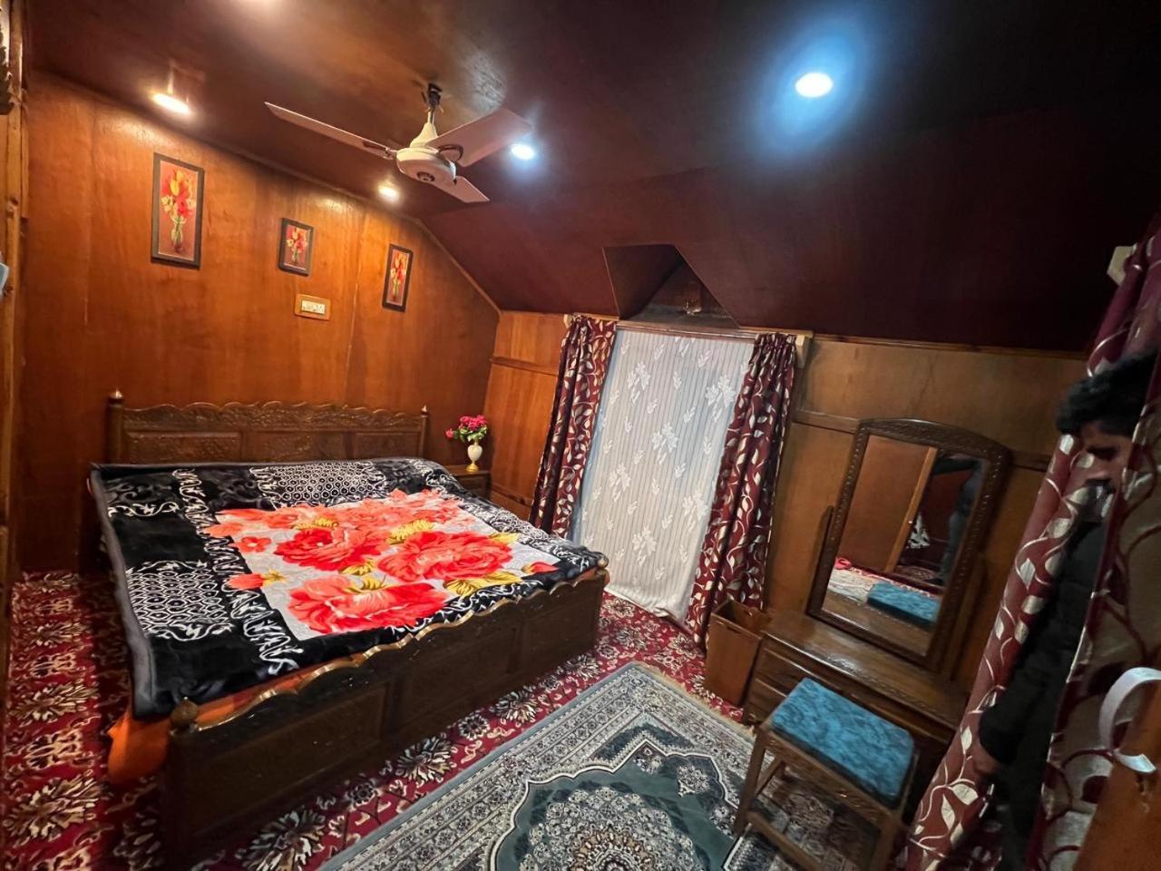 Houseboat Wild Rose Hotel Srīnagar Buitenkant foto