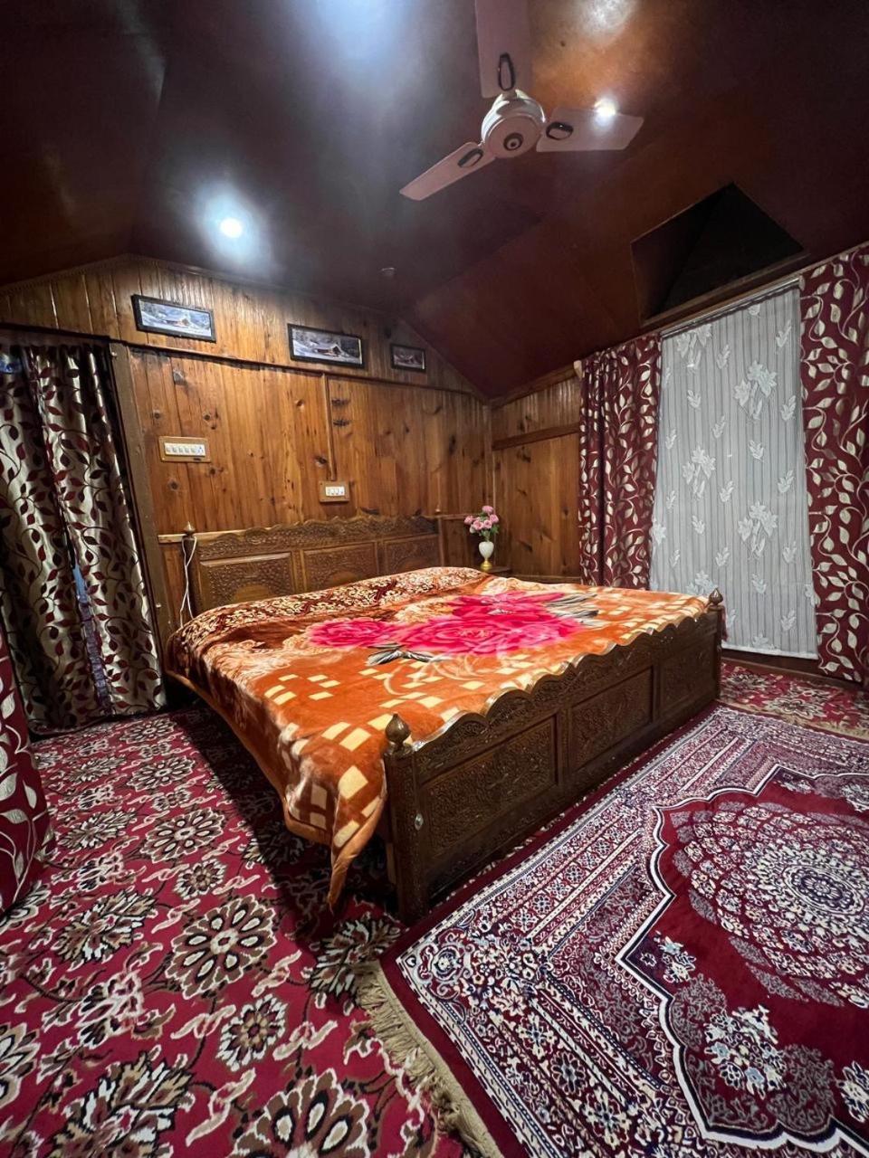 Houseboat Wild Rose Hotel Srīnagar Buitenkant foto