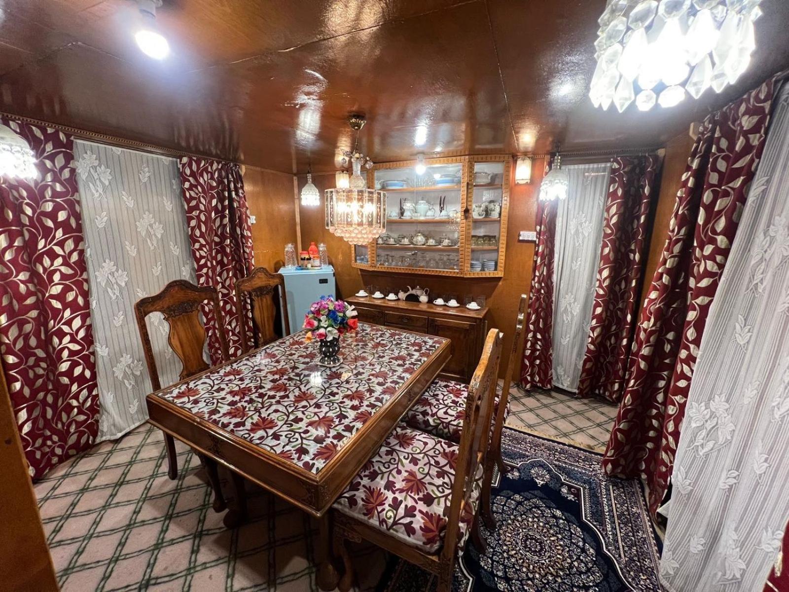 Houseboat Wild Rose Hotel Srīnagar Buitenkant foto