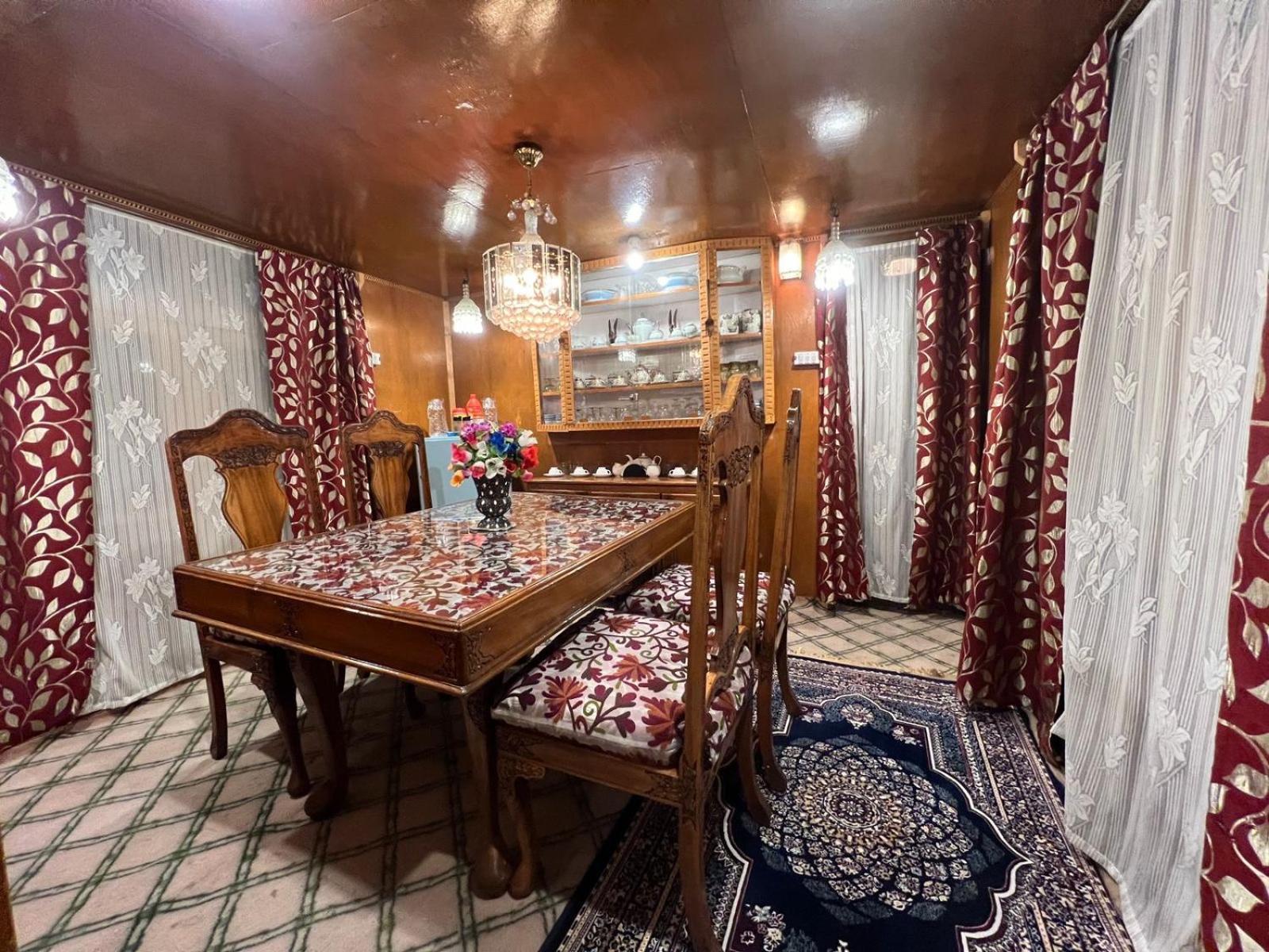 Houseboat Wild Rose Hotel Srīnagar Buitenkant foto