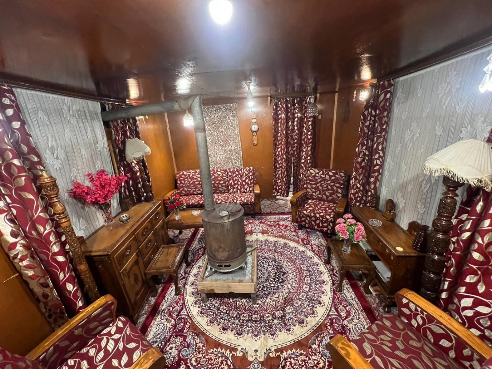 Houseboat Wild Rose Hotel Srīnagar Buitenkant foto