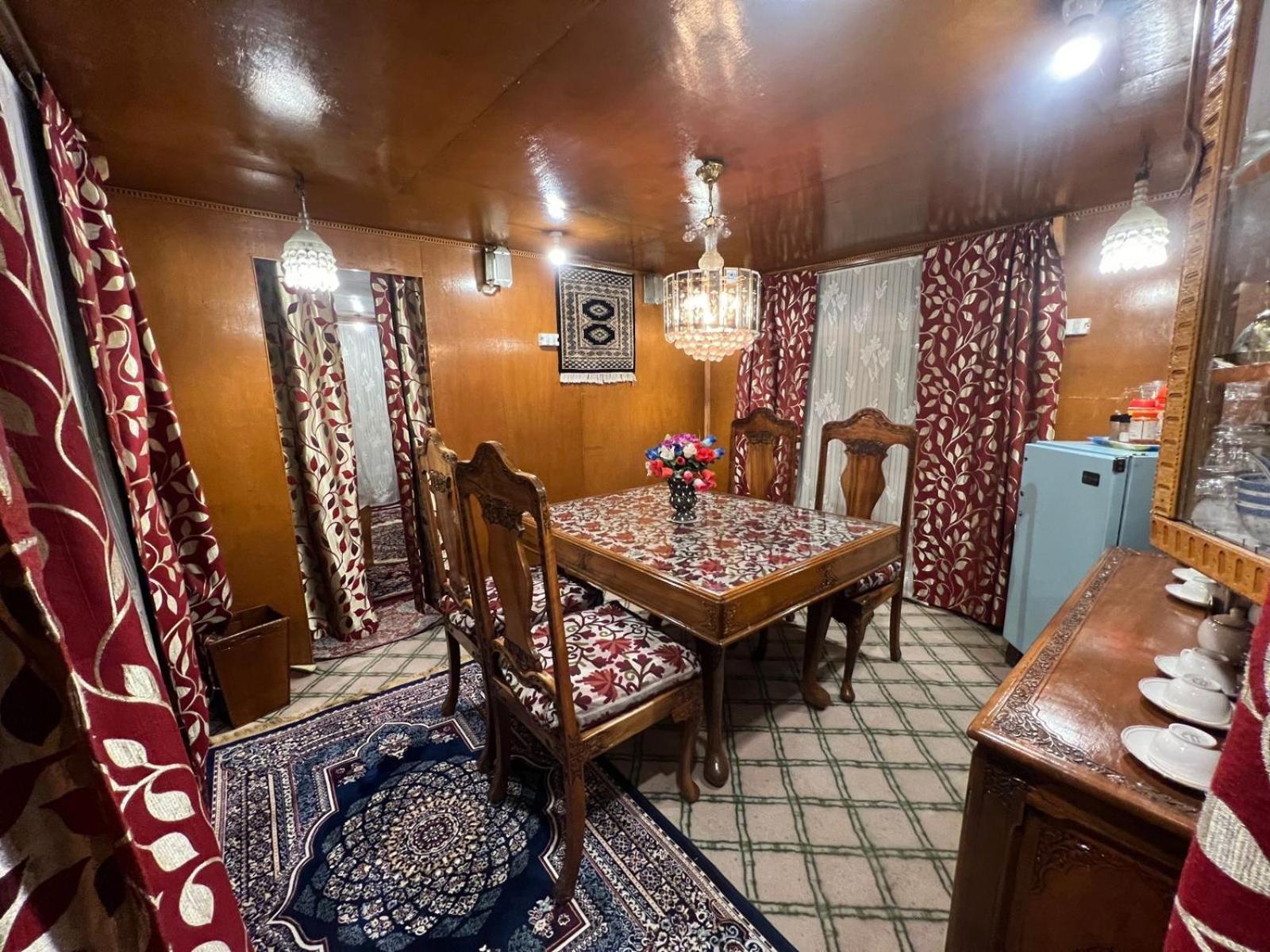 Houseboat Wild Rose Hotel Srīnagar Buitenkant foto