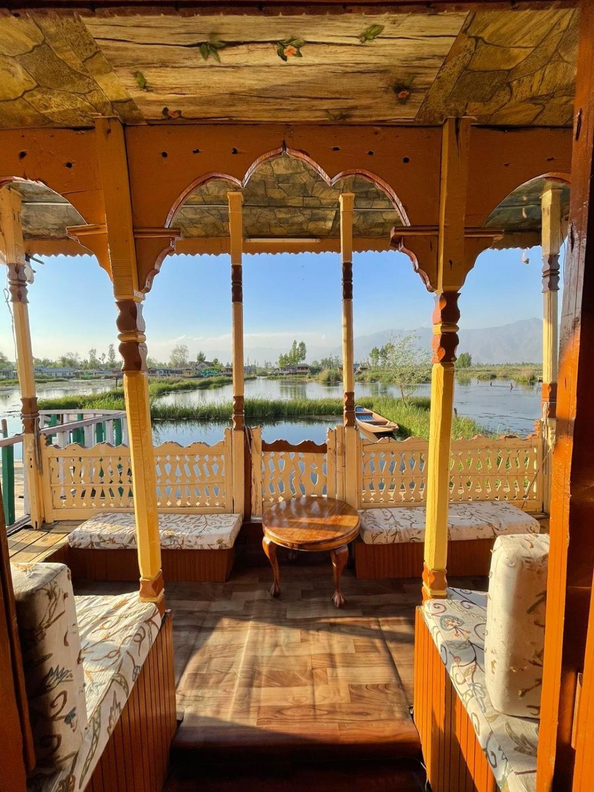 Houseboat Wild Rose Hotel Srīnagar Buitenkant foto
